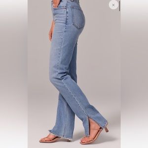Abercrombie Ultra High Rise 90s Straight Jean Curve Love in Light with Vent Hem